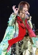 Kis-My-Ft2 / toshiya Miyata / Above-the-knee ・ Costume red, green ・ Left hand microphone ・ Live photo ・ No frame / Official Official photo