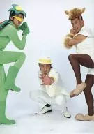 羞恥心/集合(3人)/センター上地・しゃがみ・左手パー・アンガールズ山根とクリス・カッパとラクダの衣装・足上げ/CD「泣かないで」初回盤特典トレカ