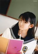 Sweet Girl / Chugen Suzuka / Busto-up, Uniform white. black, Right Hand Pen, Left Hand Notebook, Sala de aula / Foto oficial ao vivo