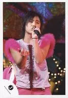 Hey! Say! JUMP / Ryosuke Yamada / Live Photo / Upper Body / Costume Pink / White / Left Hand Microphone / Right Hand Front / Official Official photo