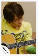 Kanjani Eight / Akihiro Yasuda / Upper Body / Costume Yellow, Green / Guitar / Lower Right Eye / Background Black Beige / Official Official photo