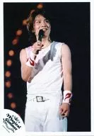 Kanjani Eight / Akihiro Yasuda / Live Photo / Knee-High / Costume White / Wrist Band / Right Hand Microphone / Right Eye View / Smile Logo "Magical Summer" / Official Official photo