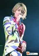 IWATE 0818 : Kanjani Eight / Akihiro Yasuda / Live Photo / Above Knee / Costume Green / Red / Right Hand Microphone / Under Eyes / Background Black / Eh! Real? Surprising! TOUR 2007