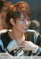 KAT-TUN/中丸雄一/豐胸衣銀黑兩手領右向笑臉johnny's web/正式生寫真