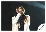 KAT TUN / Hitoshi Akanishi / Horizontal / Upper body / Live photo / Jacket white / Shirt black / Left-hand microphone / Eye-view left / Logo "KAT TUN" / Official Official photo