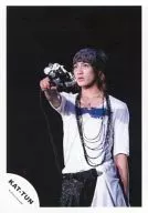 KAT TUN / Akanishi Jin / Live photo, above the knees, costume white, right-hand rifle, bandana on the head, background black, logo "KAT TUN" / Official Official photo