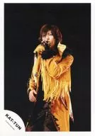 KAT TUN / Hitoshi Akanishi / Live Photo / Above the Knee / Costume / Yellow / Black / Body facing left / Left hand microphone / Logo "KAT TUN" / Official Official photo