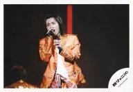 Kanjani Eight / Akihiro Yasuda / Horizontal / Live Photo / Upper Body / Costume Orange / Right Hand Microphone / Eye Point Left / Official Official photo