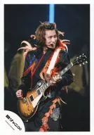 Kanjani Eight / Akihiro Yasuda / Live Photo / Above Knee / Costume Black / Orange Feather / Guitar / Eye Right / Official Official photo