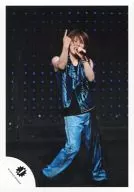 Kanjani Eight / Shodai Yasuda / Live Photo / Whole Body, Costume Light Blue, Zebra Pattern, fingers of the right hand Holder, Left Hand Microphone / Official Official photo