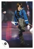 Kanjani Eight / Shodai Yasuda / Live Photo / Whole Body / Blue Costume / Camouflage Pattern Pants / Raised Legs / Eye Right / Official Official photo