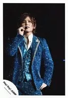 Hey! Say! JUMP / Ryosuke Yamada / Live Photo / Above Knee / Costume Light Blue / Left Hand Waist / Right Hand Head Microphone / Background Black / Official Official photo