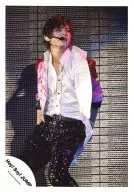 Hey! Say! JUMP / Ryosuke Yamada / Live Photo / Above Knee / Jacket Pink / Shirt White / Eye View Right / Knee Bend / Official Official photo