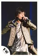 V6/森田剛/ライブフォト・上半身・衣装カーキ・インナー銀.金・左手マイク/公式生写真