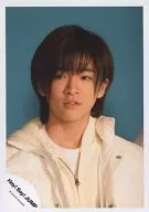 Hey! Say! JUMP / Yuri Chinen / Bust up / Costume white / Gaze left / Background blue / Official Official photo