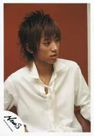 NEWS / Keiichiro Koyama / Upper Body / White Shirt / Right Eye / Brown Background / Official Official photo