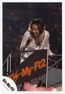 Kis-My-Ft2 / Taisuke Fujigaya / Live Photo / Above Knee / Costume White / Right Hand Microphone / Left Hand Handrail / Bending Forward / Official Official photo