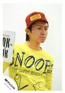 Kanjani Eight / Shodai Yasuda / Bust up / Costume yellow / Cap red / Eye right / Book / Official Official photo