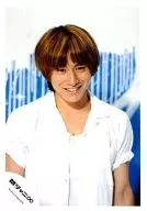 Kanjani Eight / Akihiro Yasuda / Upper Body / Shirt White / Under Eyes / Background Pale Blue / Official Official photo