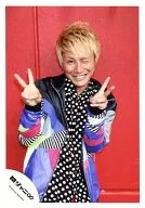 Kanjani Eight / Akio Yasuda / Upper body / Jacket / Blue black / Shirt / Dot black and white / Both hands piece / Wink / Background / Red / Official Official photo