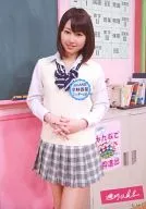 小林香菜/膝上・衣装白・制服・チェック柄スカート・両手合わせ/DVD｢週刊AKB｣特典