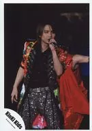 KinKi Kids / Koichi Domoto / Above-the-knee ・ Costume red and black ・ Left hand microphone ・ Eye view right ・ Background black ・ Live photo / Official Official photo