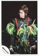 Kanjani Eight / Tadayoshi Okura / Live Photo / Knee-Up / Costume Black. Green / Right Hand Microphone / Eye View Left / Background Black / Official Official photo