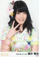 酒井萌衣/上半身・衣装白・黄色・花柄/｢2013.09｣ランダム公式生写真