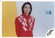 KinKi Kids / Koichi Domoto / Horizontal ・ Upper body ・ Costume red ・ Both hands behind ・ Background yellow ・ White / Official Official photo