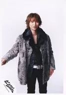 KinKi Kids / Koichi Domoto / Above-the-knee ・ Costume gray ・ Black ・ Right side ・ Mouth open ・ Background white / Official Official photo