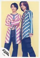 Kinki Kids / Domoto Go ・ Domoto Koichi / Above-the-knee ・ Costume Pink Blue ・ Strong Arm Set ・ Eye Left ・ Background Yellow / Official Official photo