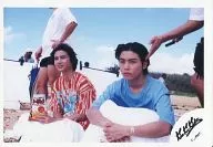 Kinki Kids/堂本剛・堂本光一/横型・座り・衣装青赤・白・後ろに人・剛髪の毛セット・砂浜・空/公式生写真