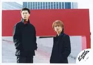 Kinki Kids / Go Domoto / Koichi Domoto / Horizontal / Black costume / Pocket with both hands / Red / Gray background / Staircase / Official Official photo