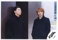 Kinki Kids/堂本剛·堂本光一/橫型·上半身·服裝黑·光一兩手口袋·視線右·背景灰白/公式生寫真