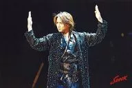 Kinki Kids/堂本光一/現場照片·橫型·上半身·服裝黑銀·兩手提帕·背景黑·2L尺寸/SHOCK