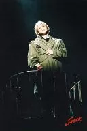 Kinki Kids/堂本光一/現場照片・全身・服裝卡其布・左手腹部・背景黑色・2L尺寸/SHOCK