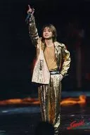 Kinki Kids/堂本光一/現場照片·全身·服裝金·右手提·左手腰·背景黑·2L尺寸/SHOCK