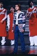 Kinki Kids/堂本光一/现场照片·全身·服装蓝白·视线左·身后红色服装的人·2L码/SHOCK