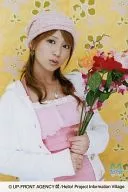 Morning Musume / Mari Yaguchi / Upper Body / Background Yellow / Both Hands Flower / Costume Pink / Knit Cap / Postcard Size / Official Official photo