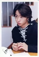 嵐/櫻井翔/バストアップ・衣装黒・星柄・両手組み・背景階段/公式生写真