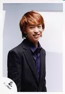 嵐/櫻井翔/上半身・衣装ストライプ柄ジャケット黒・シャツ紫・笑顔/公式生写真