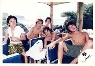 Johnnys / Group (5 people) / Horizontal, Upper body naked, Sitting, Ohno bending forward, Oosaka, Towel on shoulders, Background sea, Rocky area / Official Official photo