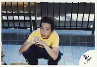 Arashi / Kazuya Ninomiya / Horizontal / Whole body / Squatting / T-shirt yellow / Double layered / Official Official photo