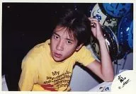 Arashi / Kazuya Ninomiya / Horizontal / Upper body / T-shirt yellow / Left hand head / Balloons on the side / White background / Official Official photo