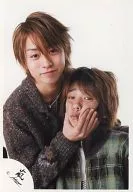 嵐/二宮和也・櫻井翔/櫻井服裝灰色・二宮的臉孔・二宮服裝檢查綠色・背景白色/官方生寫真