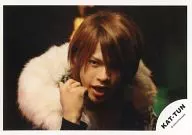 KAT-TUN/上田龍也/橫型・臉向上・皮毛・右拳・背景黑/官方生寫真