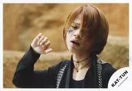KAT TUN / Tatsuya Ueda / Horizontal ・ Face Up ・ Costume White ・ Left Facing ・ Right Hand Raising / Official Official photo