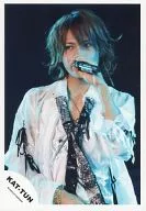 KAT-TUN/上田龍也/現場照片·上半身·服裝白·左手麥剋風·視線左·淺水色·背景黑/官方生寫真