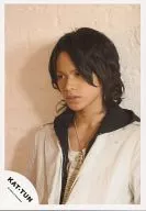 KAT-TUN/上田竜也/バストアップ・衣装白・左向き・ネックレス・背景白い壁/公式生写真