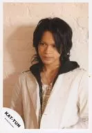 KAT-TUN/上田竜也/バストアップ・衣装白・目線左・ネックレス・背景白い壁/公式生写真